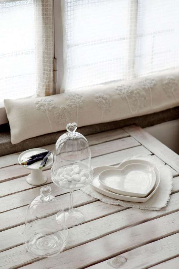 Cream heart-shaped plate, food-safe. Fiorira un Giardino