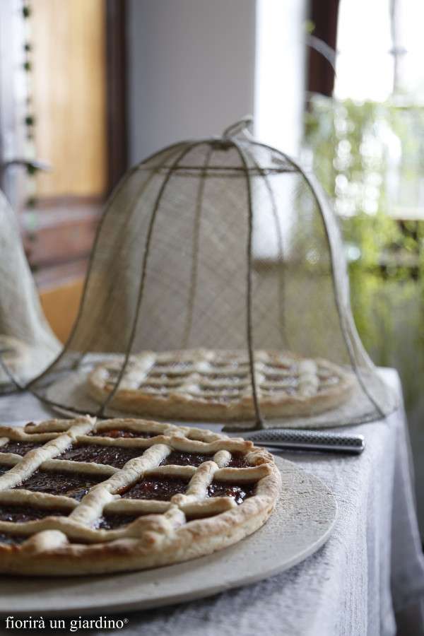 Maxi white linen Food cover in abaca net. Suitable outdoor to protect food from insects or leaves. Practical, elegant and light. Fiorira un Giardino