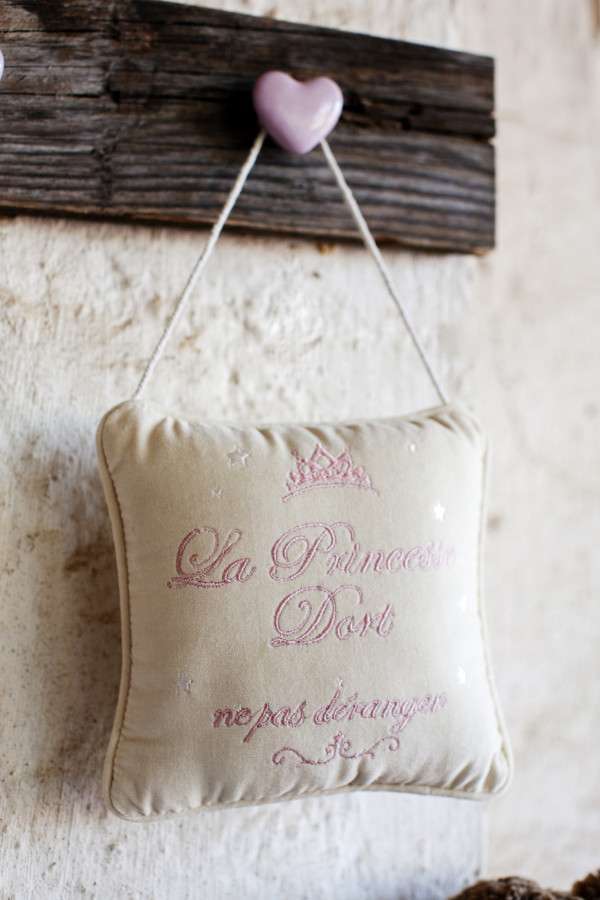 "La princesse dort..." Embroidered Pillow