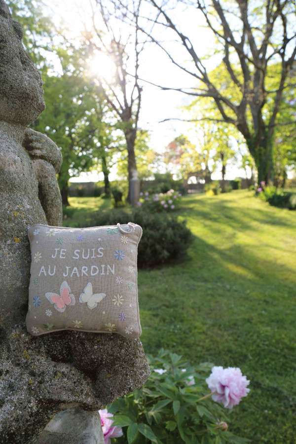 Throw embroidered pillow "je suis au..." (i am at the garden) 20 x 20 cm