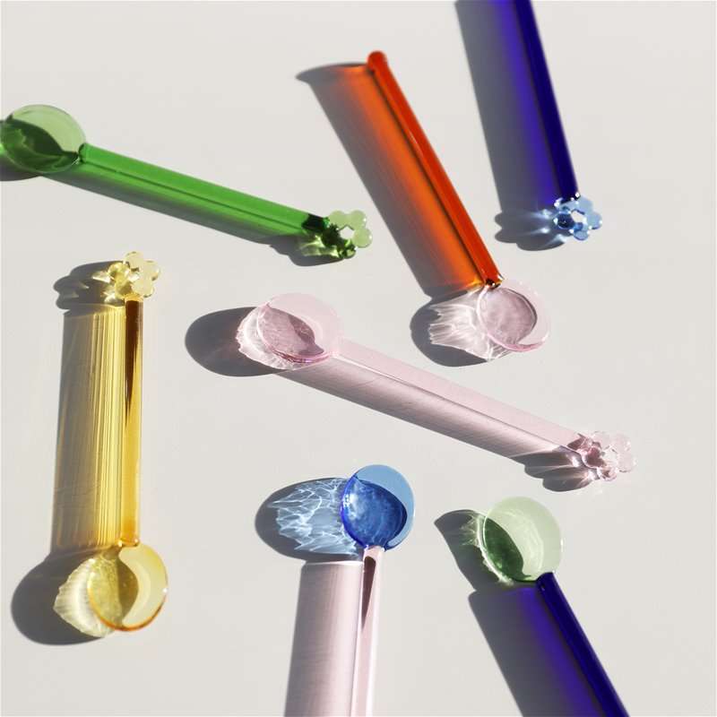 Style your favourite drink with these pin spoons. This set consists of four different colours and come in a beautiful gift box. Colourful spoons