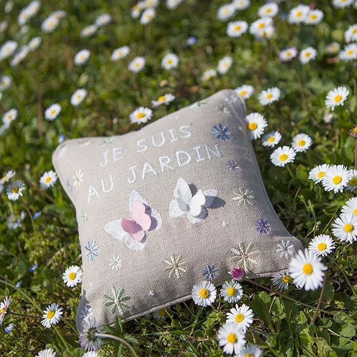 Throw embroidered pillow "je suis au..." (i am at the garden) 20 x 20 cm