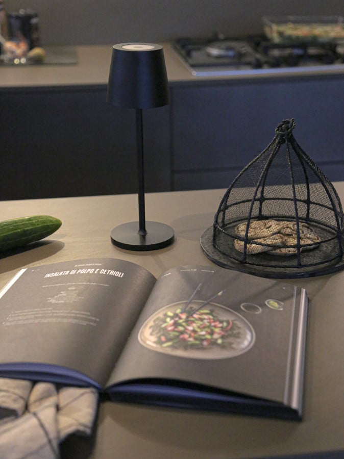 Black Iron Touch Table Lamp with USB