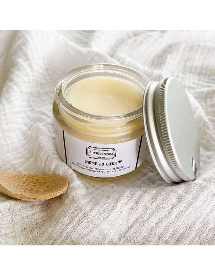 Repair balm delicately scented with sweet almond oil and shea butter