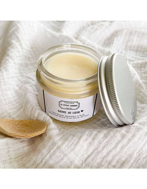 Repair balm delicately scented with sweet almond oil and shea butter