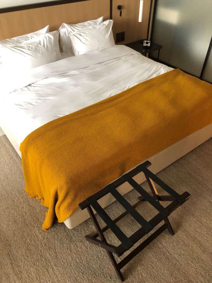 Wenghe Suitcase Holder With Black Stripes