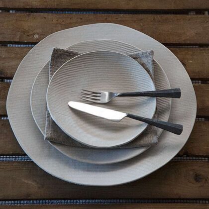 Handmade in Italy texture gres diner plate by Fiorirà un Giardino. Tableware diner plate set from natural materials and pigments.