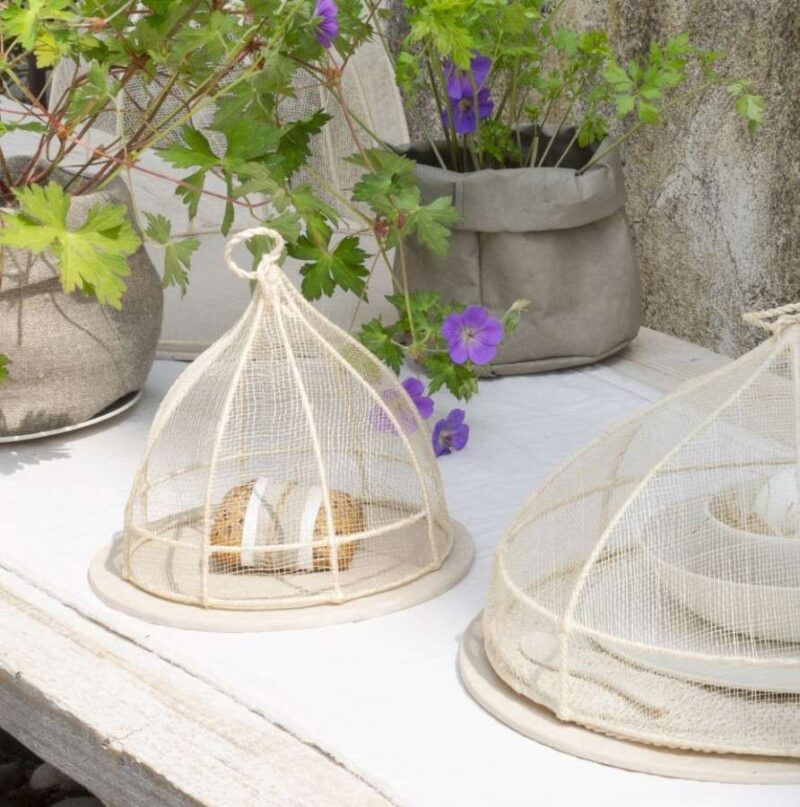 Small white linen Food cover in abaca net. Suitable outdoor to protect food from insects or leaves. Practical, elegant and light. Fiorira un Giardino
