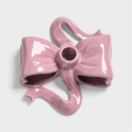 Pink candle holder with a ribbon shape