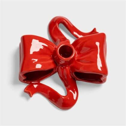 Red candle holder with a ribbon shape