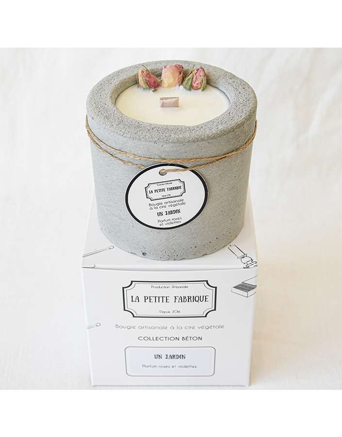 Natural roses and violets garden scented candle artisanal hand made candle la petite fabrique